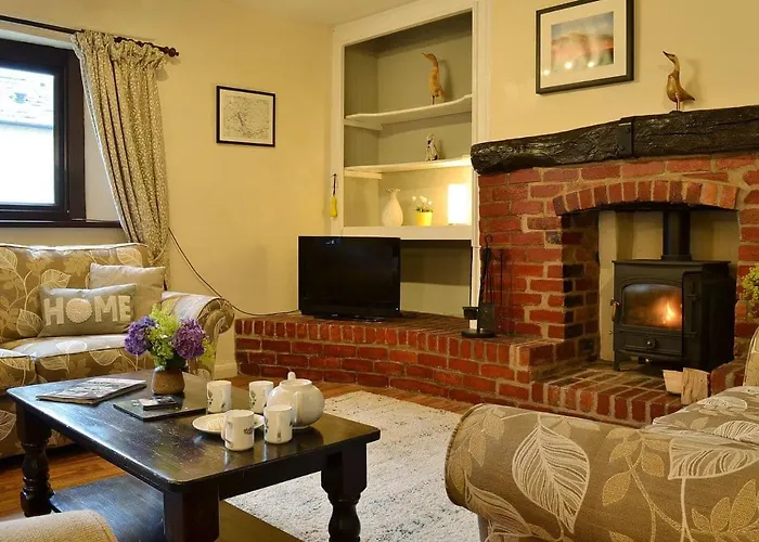 Brook House 2 - Uk31043